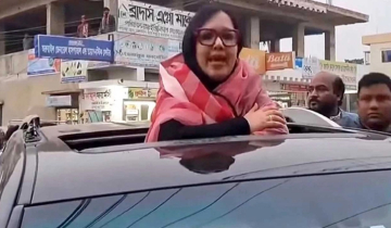 রুমিন ফারহানার মঞ্চ ভাঙচুর, গাড়িতে দাঁড়িয়েই দিলেন বক্তব্য