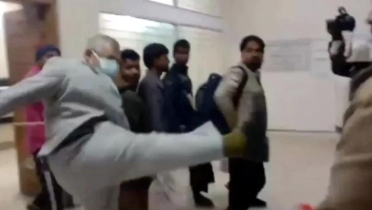 সাংবাদিককে লক্ষ্য করে লাথি মারলেন বিআরটিএর সাবেক কর্মকর্তা