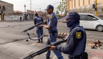 দক্ষিণ আফ্রিকার উপশহরে গুলিতে নিহত ৭