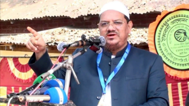 বেপর্দা নারীদের পাশে বসিয়ে সেলফি তোলেন জামায়াতের আমির: চরমোনাই পীর