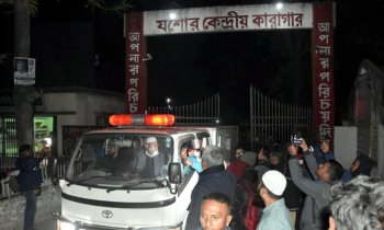 কারা ফটকে দেখতে হলো শেষবারের মতো স্ত্রী ও সন্তানের মুখ কারা ফটকে দেখতে হলো শেষবারের মতো স্ত্রী ও সন্তানের মুখ