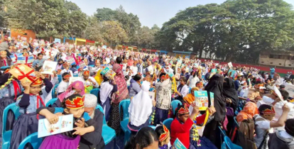 বছরের প্রথম দিনে নতুন বই হাতে পেয়ে উচ্ছ্বসিত শিক্ষার্থীরা