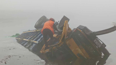 ঝিনাইদহে সেতুর রেলিং ভেঙে নদীতে ট্রাক, নিহত ২ ঝিনাইদহে সেতুর রেলিং ভেঙে নদীতে ট্রাক, নিহত ২