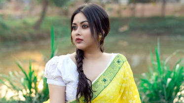 পুকুর পাড়ে হলুদ শাড়িতে ভাবনা