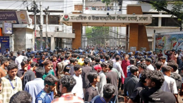পরীক্ষা শেষে সচিবালয় অভিমুখে ‘লংমার্চ’ শিক্ষার্থীদের
