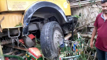 নীলফামারীতে ট্রাকচাপায় নিহত ৪