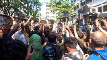 শিক্ষা বোর্ডের সামনে শিক্ষার্থীদের অবরোধ, ইট পাটকেল নিক্ষেপ