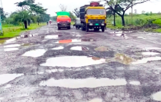 মোংলা-বাগেরহাট মহাসড়কের ২০ কিলোমিটারের বেহাল দশা, যানবাহন চলাচলে ভোগান্তি