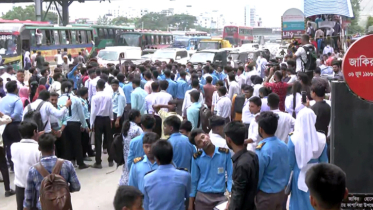 উত্তরায় শিক্ষার্থীদের সড়ক অবরোধ, যান চলাচল বন্ধ
