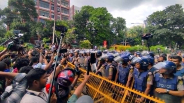 শিক্ষার্থীদের সচিবালয় অভিমুখী লংমার্চ আটকে দিল পুলিশ শিক্ষার্থীদের সচিবালয় অভিমুখী লংমার্চ আটকে দিল পুলিশ