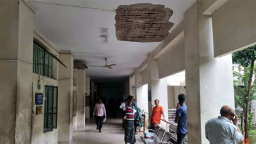 বাগেরহাট আদালত ভবনে ছাদের পলেস্তারা ধসে আহত ৫ বাগেরহাট আদালত ভবনে ছাদের পলেস্তারা ধসে আহত ৫
