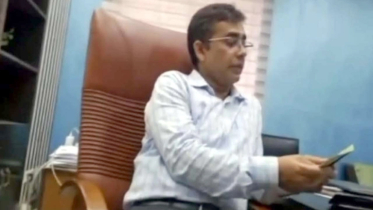 মদ কিনতে টাকা দিচ্ছেন অতিরিক্ত জেলা প্রশাসক, ভিডিও ভাইরাল 