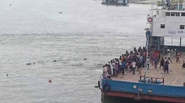 আবারও দৌলতদিয়ায় যাত্রীবাহী বাস উল্টে নদীতে, হতাহতের আশঙ্কা