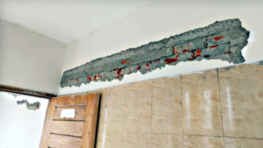 হল উদ্বোধনের আগেই ফাটল, ঠিকাদার ‘বালিশকাণ্ডের’