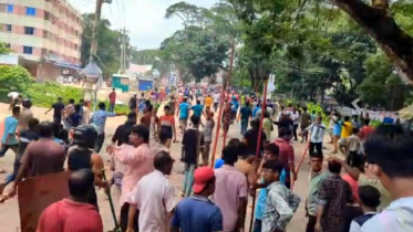 হজ যাত্রীর হারানো লাগেজ নিয়ে দুই গ্রামবাসীর সংঘর্ষ, আহত ৪০ হজ যাত্রীর হারানো লাগেজ নিয়ে দুই গ্রামবাসীর সংঘর্ষ, আহত ৪০