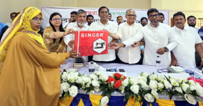 বসুন্ধরা শুভসংঘের শিবপুরে সেলাই মেশিন বিতরণ