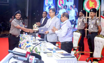 মাদকবিরোধী কার্যক্রমে প্রশংসিত মেহেদী, স্বরাষ্ট্রমন্ত্রীর হাতে পুরস্কার গ্রহণ