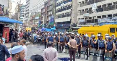 ইসলামী ব্যাংকের সামনে পুলিশের লাঠিচার্জ, টিয়ারশেল-জলকামান নিক্ষেপ