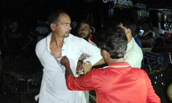 প্রতারণার অভিযোগে বিএনপি নেতাকে পিটুনি দিয়ে থানায় সোপর্দ প্রতারণার অভিযোগে বিএনপি নেতাকে পিটুনি দিয়ে থানায় সোপর্দ