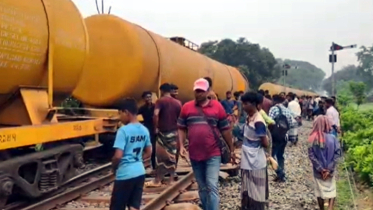মালবাহী ট্রেন লাইনচ্যুত, খুলনার সঙ্গে উত্তরবঙ্গের রেলযোগাযোগ বন্ধ মালবাহী ট্রেন লাইনচ্যুত, খুলনার সঙ্গে উত্তরবঙ্গের রেলযোগাযোগ বন্ধ