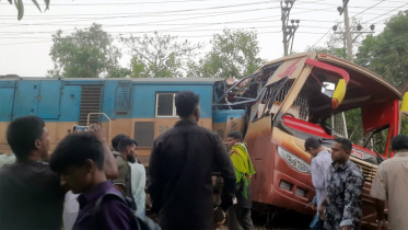 কুমিল্লায় যাত্রীবাহী বাসে ট্রেনের ধাক্কা, নিহত ১২
