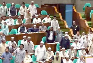 সংবিধান সংস্কারের আলোচনা নিয়ে সংসদে তুমুল বিতর্ক