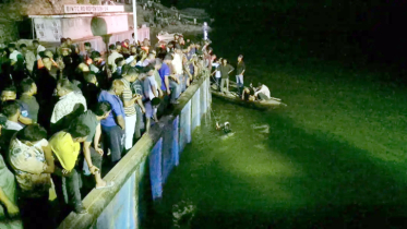 ৪০ যাত্রী নিয়ে পদ্মায় বাস: ১১ জনকে জীবিত উদ্ধার, অভিযান অব্যাহত ৪০ যাত্রী নিয়ে পদ্মায় বাস: ১১ জনকে জীবিত উদ্ধার, অভিযান অব্যাহত