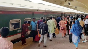 শেষ মুহূর্তে ট্রেনে ঢাকা ছাড়ছেন কর্মজীবী মানুষ