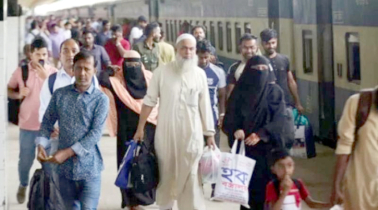 ঈদের ছুটির শেষে রাজধানীর পথে মানুষের ভিড়