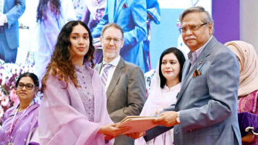 দাদী খালেদা জিয়ার পক্ষে অদম্য নারীর পুরস্কার নিলেন জাইমা রহমান