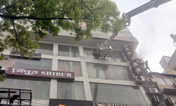 মিরপুরে বহুতল বাণিজ্যিক ভবনে আগুন
