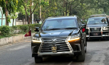 প্রথমবারের মতো প্রধানমন্ত্রী তারেক রহমানের গাড়িতে জাতীয় পতাকা প্রথমবারের মতো প্রধানমন্ত্রী তারেক রহমানের গাড়িতে জাতীয় পতাকা