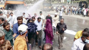 সুদসহ আমানত ফেরতের দাবিতে বাংলাদেশ ব্যাংক ঘেরাও