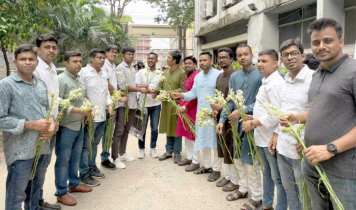 নবীন শিক্ষার্থীদের ফুল দিয়ে বরন করে নিলেন জবি ছাত্রদল