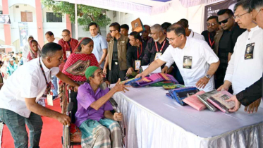 নিম্ন আয়ের মানুষের হাতে উপহার তুলে দিলেন প্রধানমন্ত্রী