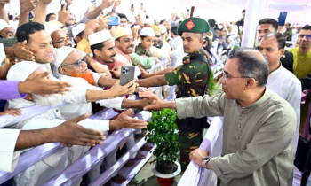 মুসল্লিদের সঙ্গে প্রধানমন্ত্রীর শুভেচ্ছা বিনিময়