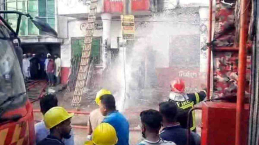 গাজীপুরে পোশাক কারখানায় আগুন, নিয়ন্ত্রণে ৯ ইউনিট গাজীপুরে পোশাক কারখানায় আগুন, নিয়ন্ত্রণে ৯ ইউনিট