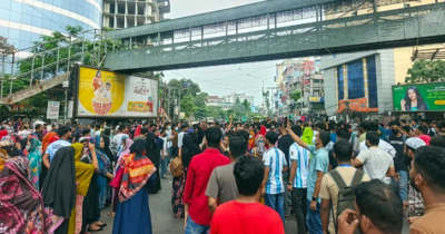 মিরপুরে পোশাক শ্রমিকদের সড়ক অবরোধ, তীব্র যানজট