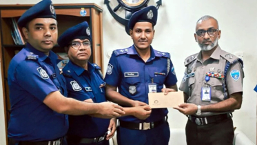 ইয়াবা আত্মসাতের অভিযোগের মধ্যেই এসআইকে পুরস্কৃত করলেন এসপি ইয়াবা আত্মসাতের অভিযোগের মধ্যেই এসআইকে পুরস্কৃত করলেন এসপি