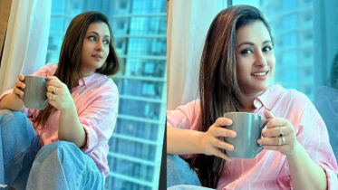 কফির কাপে চুমুক, জানালার পাশে পূর্ণিমার মায়াবী মুহূর্ত