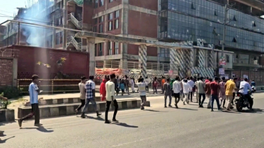 গাজীপুরে মহাসড়ক অবরোধ করে শ্রমিক বিক্ষোভ
