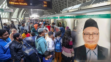 মেট্রোরেলে বাবার মৃত্যুতে পাশের মানুষের মানবিক আচরণ নিয়ে প্রশ্ন