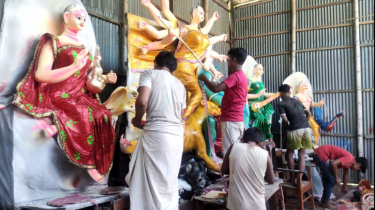 পঞ্চগড়ে দুর্গাপূজার শেষ মুহূর্তের প্রস্তুতি