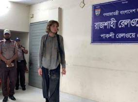 হারিয়ে যাওয়া ম্যাকবুক-ক্যামেরার খোঁজে রাজশাহীতে জার্মান পর্যটক হারিয়ে যাওয়া ম্যাকবুক-ক্যামেরার খোঁজে রাজশাহীতে জার্মান পর্যটক