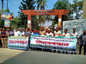 তালায় স্বাস্থ্য কর্মকর্তার বিরুদ্ধে সাংবাদিকদের প্রতিবাদ তালায় স্বাস্থ্য কর্মকর্তার বিরুদ্ধে সাংবাদিকদের প্রতিবাদ
