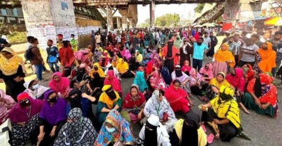 বেতন বৃদ্ধির দাবিতে উত্তরায় সড়ক অবরোধ, যান চলাচল বন্ধ