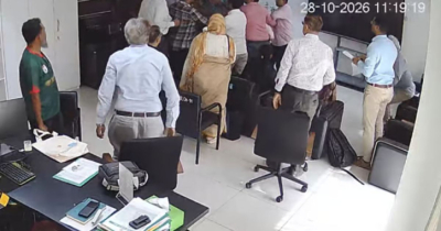 আইইডিসিআর পরিচালকের কক্ষে ঢুকে মারধর আইইডিসিআর পরিচালকের কক্ষে ঢুকে মারধর
