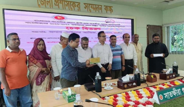 সাংবাদিক কল্যাণ ট্রাস্টের চেক বিতরণ সাতক্ষীরায়