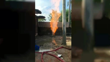 নলকূপ বসাতে খোঁড়াখুঁড়ি, মাটির নিচ থেকে বের হলো আগুন