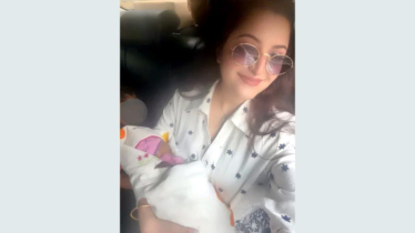 শিশু কোলে ছবি দিয়ে পরীমণি বললেন ‘তিন নম্বর জন ডান’